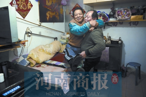 2015年1月15日，老鄰居抱起180斤重的高新海去坐三輪車，準備出去轉轉