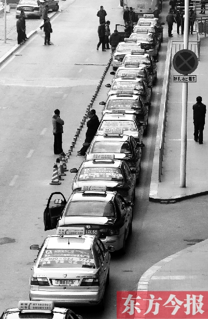 機(jī)場(chǎng)出租車等客區(qū)，停放的大部分都是藍(lán)色出租車