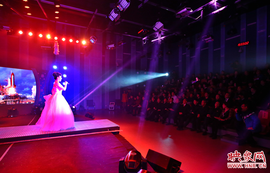 詩(shī)歌朗誦會(huì)現(xiàn)場(chǎng)。