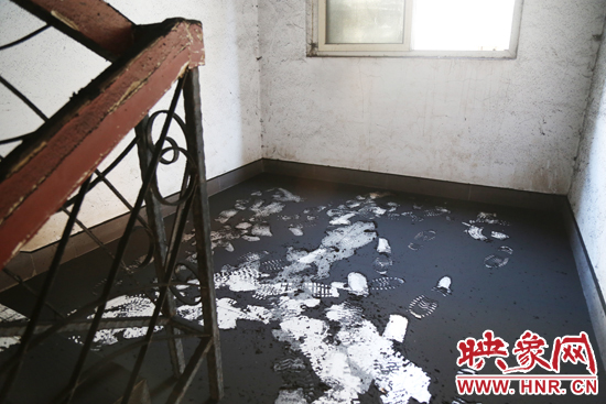 一樓到六樓的樓道內都是黑色的煙塵。