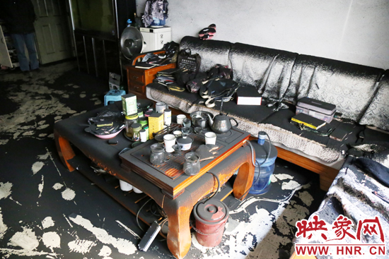 一樓住戶的家中到處都是黑煙灰兒，無法居住。