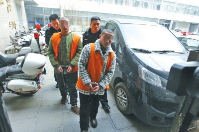 倆刑釋男子，冒充“富二代”，微信搜附近的人，專搶出入娛樂場所女性