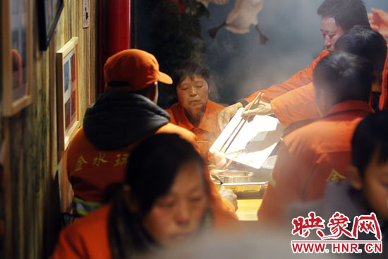 鄭州黃河路衛(wèi)生路附近一家火鍋店，宴請(qǐng)130名環(huán)衛(wèi)工人吃火鍋。