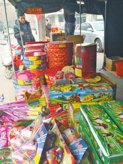 　鞭炮攤兒主售賣的煙花爆竹種類齊全。