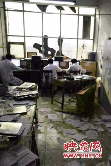 醫(yī)院辦公室內(nèi)病人病歷被扔了一地。（圖片來(lái)自網(wǎng)絡(luò)）