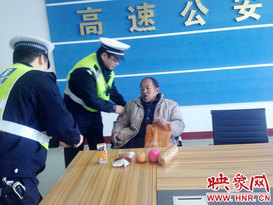 民警將老人帶回駐地。