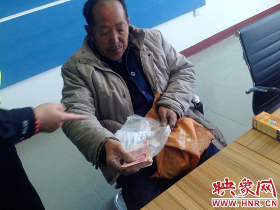 在把老人帶回駐地后，老人竟又從身上掏出幾千元現(xiàn)金要塞給民警。