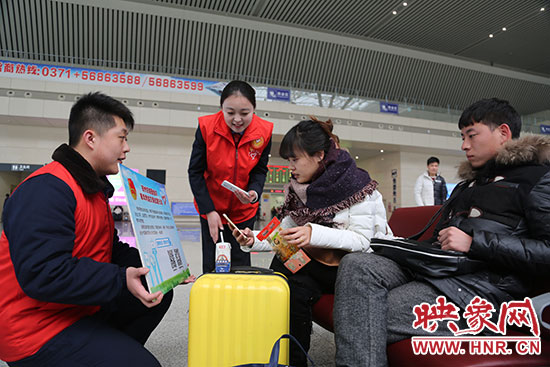 邀請(qǐng)旅客掃二維碼參加活動(dòng)。