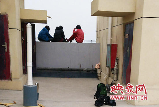 三人在樓頂始終不肯下來。