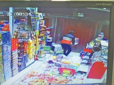 監(jiān)控中顯示，當時竊賊抱起募捐箱就跑。