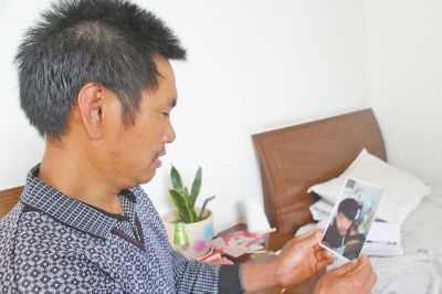 46歲的山村農(nóng)民祁振崗在失去兒子的同時，又陷入了“沒錢帶兒子回家”的揪心之痛中。