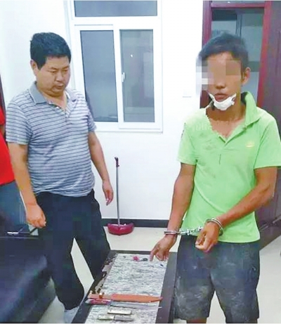 犯罪嫌疑人張某某（右）被抓時(shí)，挎包中被搜出兩把長(zhǎng)約30厘米的尖刀