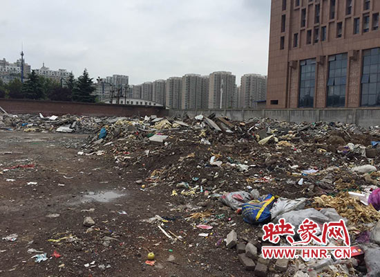 鄭東新區(qū)一菜市場堆滿垃圾 鄭東新區(qū)一菜市場堆滿垃圾