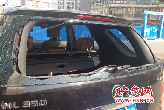 奔馳車夜停路邊被砸，損失萬元以上