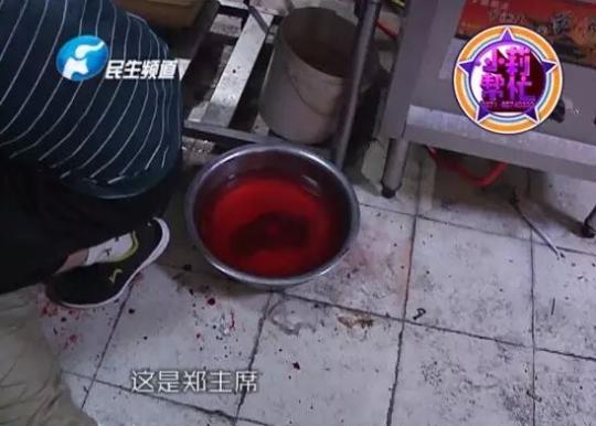 老板竟突然在廚房內(nèi)割腕自殺!發(fā)現(xiàn)意外情況后，小莉趕緊對傷者進(jìn)行包扎，并撥打了120急救電話。