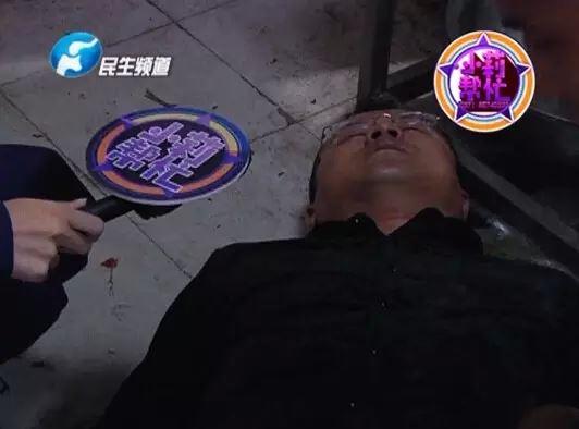 老板竟突然在廚房內(nèi)割腕自殺!發(fā)現(xiàn)意外情況后，小莉趕緊對傷者進(jìn)行包扎，并撥打了120急救電話。