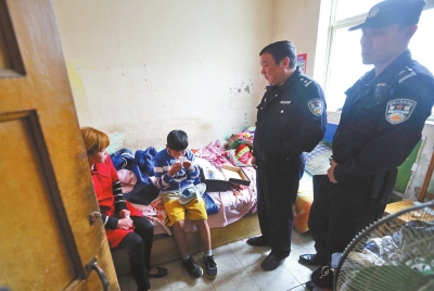 民警將小寶帶到他母親（紅衣女子）的住處，小寶拿出新鞋玩了起來。