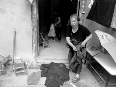 侯見志的母親拿出老伴受傷時穿的血衣。京華時報記者鄭羽佳攝