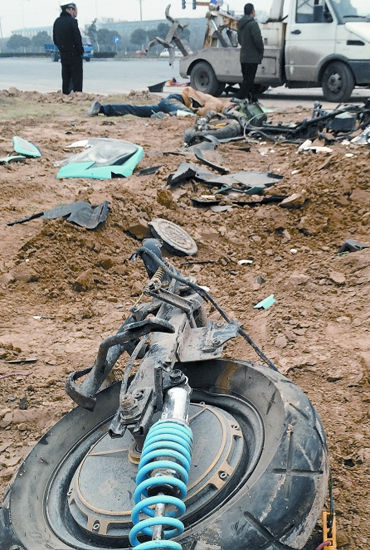 現(xiàn)場散落大量電動車碎片，車輪已完全脫離車體，可見當(dāng)時車禍的慘烈程度