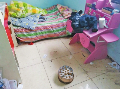 在理發(fā)店死者居住的臥室內(nèi)，地上放有一個大煤球。