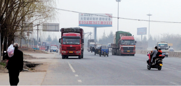 距離事故現(xiàn)場(chǎng)不遠(yuǎn)，仍有人騎電動(dòng)車帶著孩子橫穿馬路