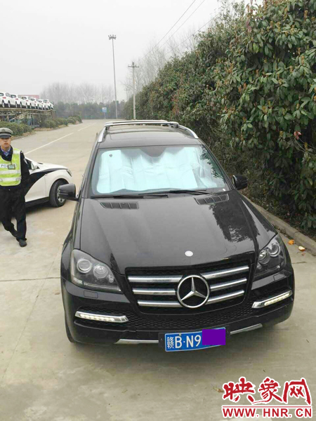 江西男子奔馳車中睡覺一氧化碳中毒，周口高速交警及時(shí)發(fā)現(xiàn)。