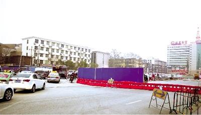 試圍擋后，車輛從西向東緩慢通行