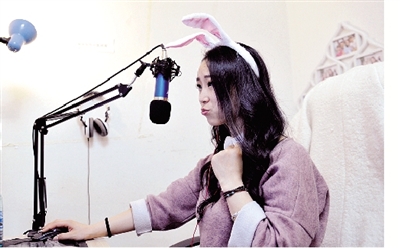 在一次直播中，小米戴上兔子頭飾，向網(wǎng)友賣萌