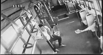 小情侶公交車上旁若無人吃西瓜，弄臟車廂環(huán)境引不滿。