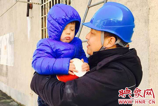 電工抱起孩子時，孩子還在睡。