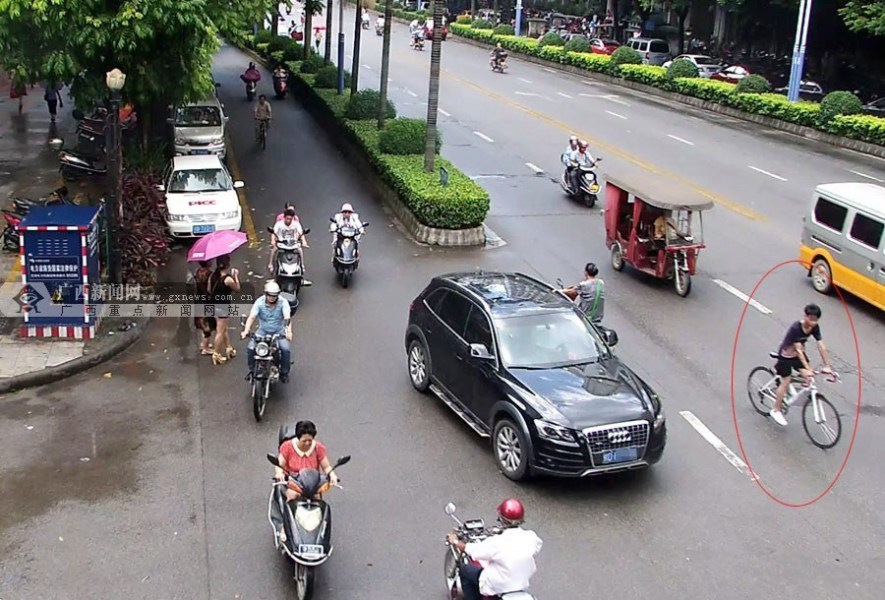 圖為肇事者撞人后逃逸。