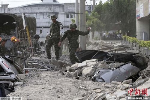 10月15日，菲律賓中部地區(qū)發(fā)生7.2級地震，災情持續(xù)擴大，菲官方稱地震已造成宿務、保和等省份數(shù)十人遇難，數(shù)百人受傷，大批建筑物受損。圖為菲律賓軍方在搜救被困者。