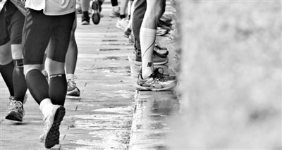 昨日，2013年北京馬拉松，因流動(dòng)廁所和公廁有限，很多選手都“就地解決”，地面上“水”流成河。