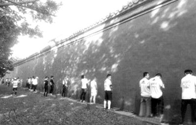 網(wǎng)友上傳的“北馬”選手集體“尿紅墻”圖片。