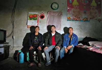 10月18日，自鋸病腿的鄭艷良所在的保定市清苑縣東臧村，有多家農(nóng)戶大病難醫(yī)，村民王新建（中）得了白血