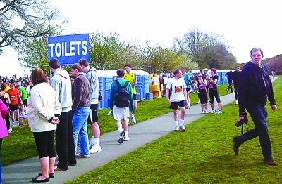 北京馬拉松“尿紅墻” 集體噓噓是傳統(tǒng)？