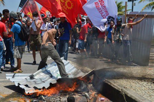 當(dāng)?shù)貢r間10月21日，巴西里約熱內(nèi)盧近海一座油田舉行開采權(quán)競標(biāo)，引發(fā)示威者抗議，與負(fù)責(zé)安保的大量配槍巡邏士兵發(fā)生沖突。 CFP