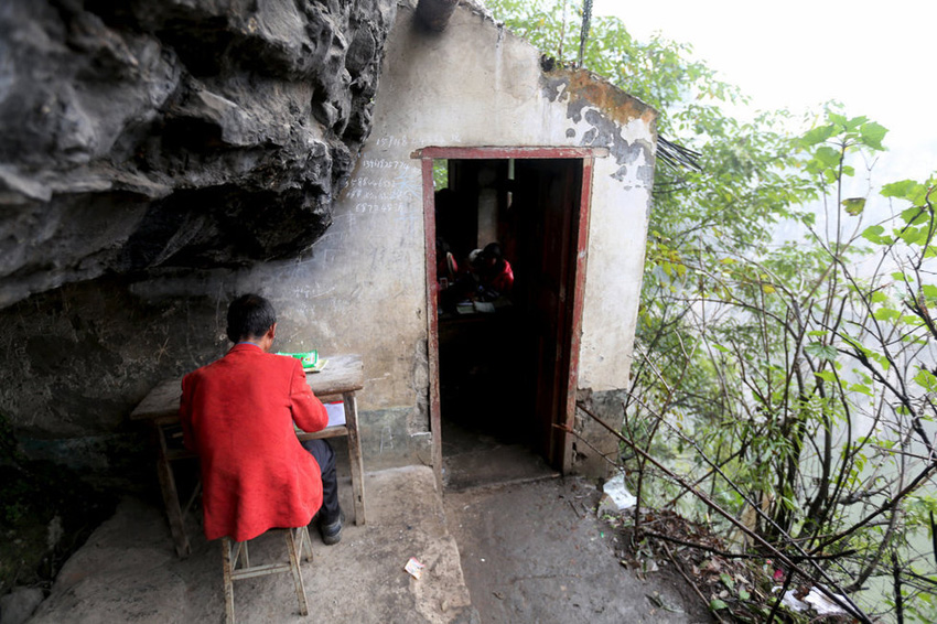 左邊是絕壁，右邊是懸崖，這樣一個(gè)讓人“倒吸涼氣”的地方，卻是袁老師的“辦公室”。