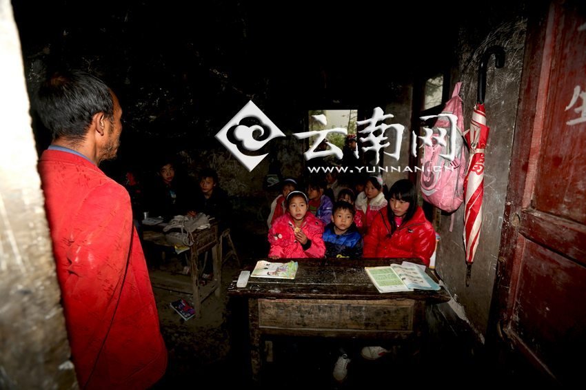 小學(xué)里只有兩個(gè)班，大點(diǎn)的孩子無(wú)法升入高年級(jí)，只得從一年級(jí)再讀起，就像復(fù)讀機(jī)。