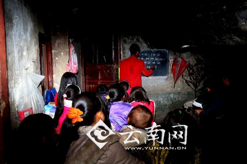 由于受到當(dāng)?shù)厝似缫?，大鍋圈的孩子們沒有外出求學(xué)的機(jī)會(huì)，只能在這樣的簡(jiǎn)易房里學(xué)習(xí)