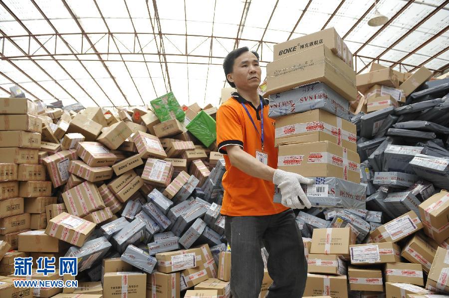 　11月11日，在圓通公司廣州一處分揀站，工作人員加緊處理堆積如山的快件。