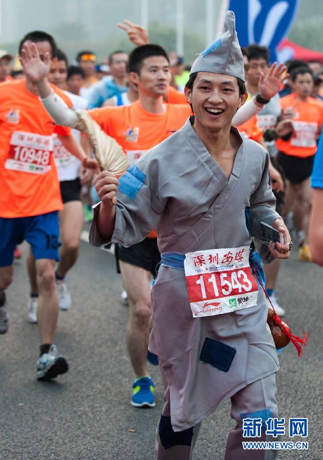 12月8日，一名選手身著“濟(jì)公”服裝參加比賽。