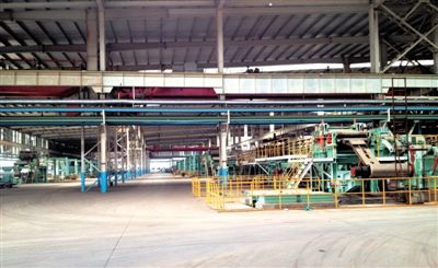 12月4日，三峽全通一個(gè)閑置的車(chē)間內(nèi)，落滿(mǎn)厚厚的塵土。