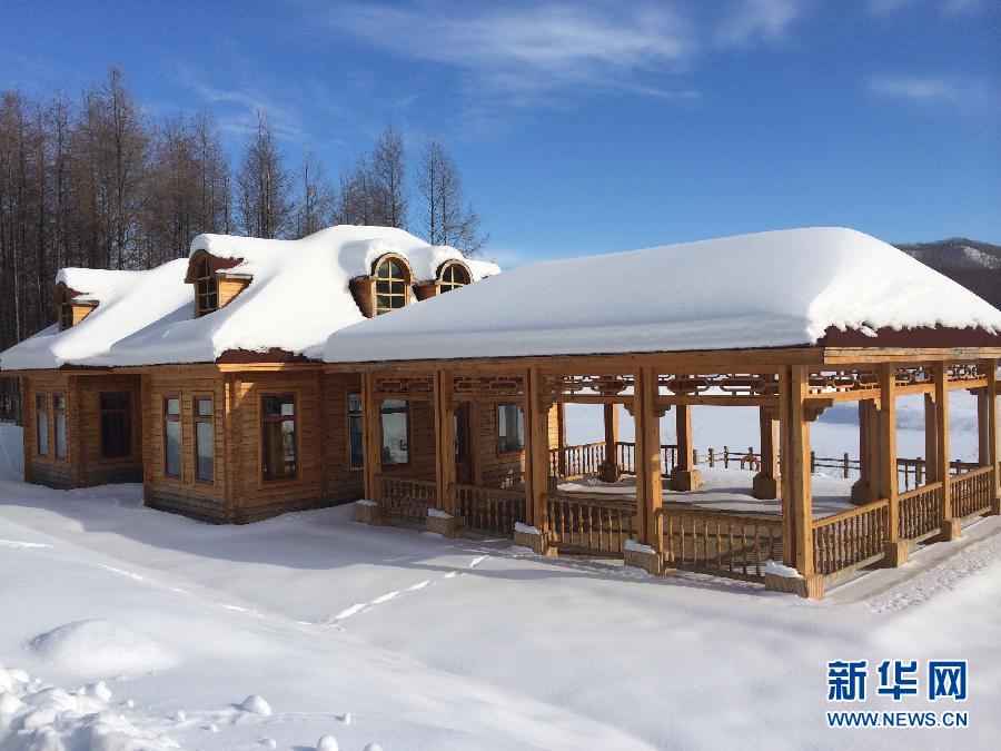 圖為穗豐園里的實(shí)木亭子（2013年12月8日攝）。