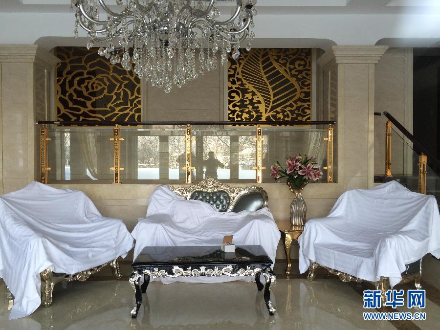 鏡泊湖畔麗日山莊里的豪華沙發(fā)（2013年12月9日攝）。新華社記者程子龍攝