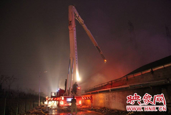 消防官兵正在現(xiàn)場(chǎng) 消防官兵正在現(xiàn)場(chǎng)