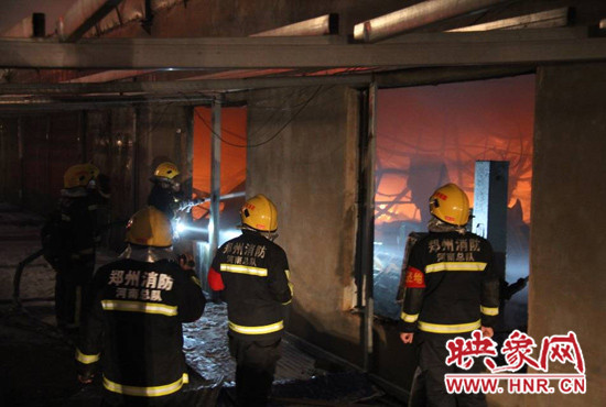 消防官兵正在現(xiàn)場(chǎng)進(jìn)行滅火 消防官兵正在現(xiàn)場(chǎng)進(jìn)行滅火