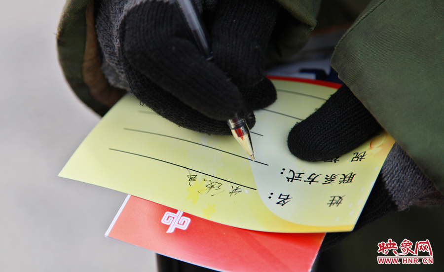 市民填寫地鐵祝?？? width=