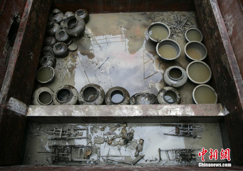 圖為漢墓群發(fā)掘現(xiàn)場(chǎng)出土了大量珍貴文物。