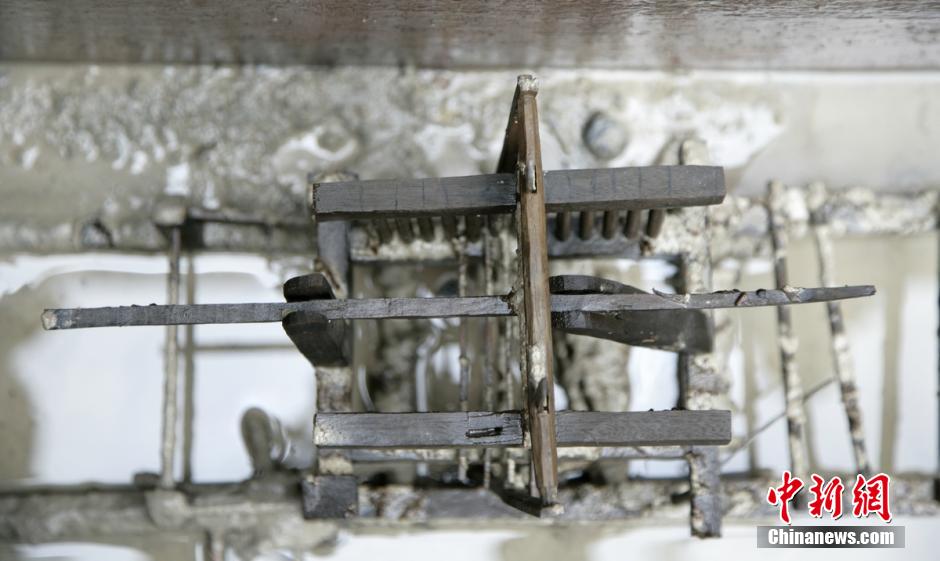 圖為蜀錦織機(jī)仿真蜀錦織機(jī)，為我國(guó)唯一有出土單位、完整保存的織機(jī)模型。